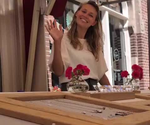 Deelnemer achter haar sieradenkraam op de Zilverdag